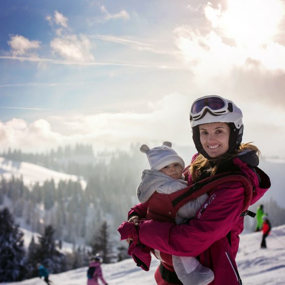 Skifahren mit Baby in Trage Kraxe