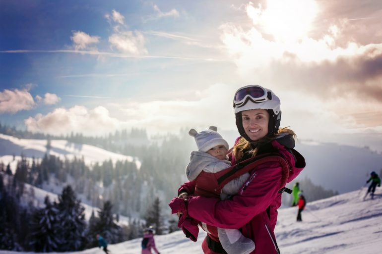 Skifahren mit Baby in Trage Kraxe