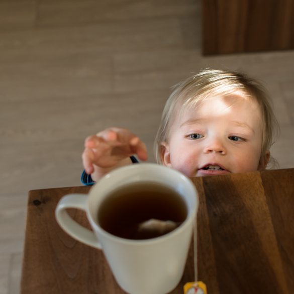 Heißer Tee Gefahr für Babys und Kinder