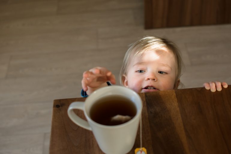 Heißer Tee Gefahr für Babys und Kinder