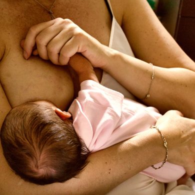 Weltstillwoche 2026, Superkraft, Mutter stillt ihr Baby