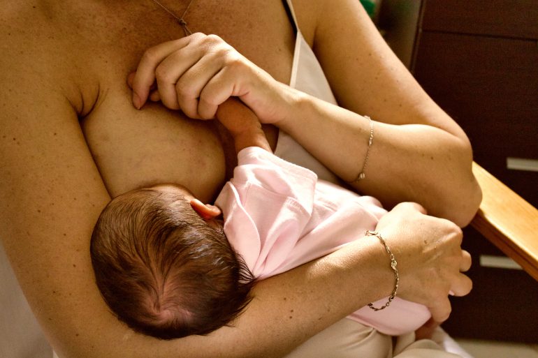 Weltstillwoche 2026, Superkraft, Mutter stillt ihr Baby